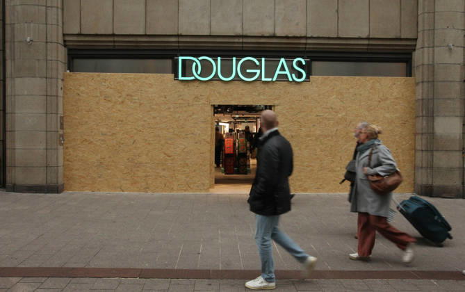 Douglas store on Spitalerstraße. The store s windows were barricaded with wooden panels out of fear of vandalism during Saturday s Gen Z demonstration in downtown Hamburg. Hamburg s Old Town