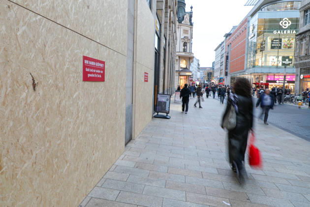 Leipzig - Angst vor Randale und Plünderungen bei Gen Z regel -Demo: Innenstadt-Geschäfte verbarrikadieren Schaufenster 30.10.2026 gegen 16.30 Uhr Leipzig, Innenstadt Einen Tag vor der angekündigten Gen Z regelt-Demonstration in Leipzig bereiten sich am Freitag mehrere Geschäfte in der Innenstadt auf mögliche Zwischenfälle vor. An verschiedenen Läden wurden Schaufenster und Eingangsbereiche großflächig mit Holz- beziehungsweise Pressspanplatten geschützt und teilweise vollständig verkleidet. Hintergrund war die für Samstag angekündigte Demonstration, die um 14 Uhr am Augustusplatz beginnen und nach einer Route um den Innenstadtring gegen 17 Uhr wieder dort enden soll. Die Organisatoren rechnen mit mehr als 2500 Menschen. Copyright: xEHLxMedia BjörnxStachx 20261030_demo-schutz-genz-leipzig_7
