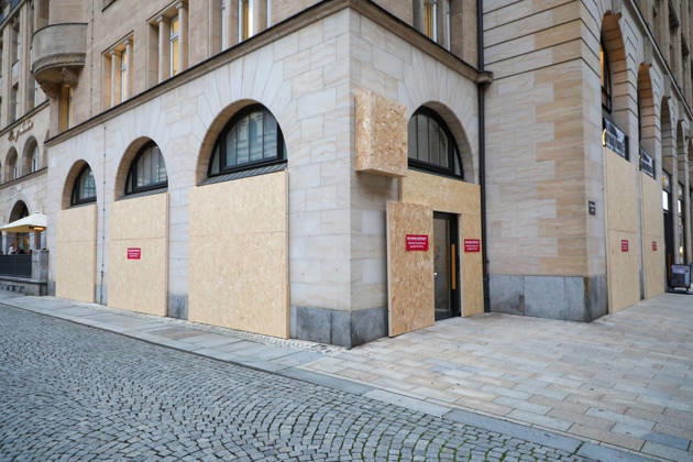 Leipzig - Angst vor Randale und Plünderungen bei Gen Z regel -Demo: Innenstadt-Geschäfte verbarrikadieren Schaufenster 30.10.2026 gegen 16.30 Uhr Leipzig, Innenstadt Einen Tag vor der angekündigten Gen Z regelt-Demonstration in Leipzig bereiten sich am Freitag mehrere Geschäfte in der Innenstadt auf mögliche Zwischenfälle vor. An verschiedenen Läden wurden Schaufenster und Eingangsbereiche großflächig mit Holz- beziehungsweise Pressspanplatten geschützt und teilweise vollständig verkleidet. Hintergrund war die für Samstag angekündigte Demonstration, die um 14 Uhr am Augustusplatz beginnen und nach einer Route um den Innenstadtring gegen 17 Uhr wieder dort enden soll. Die Organisatoren rechnen mit mehr als 2500 Menschen. Copyright: xEHLxMedia BjörnxStachx 20261030_demo-schutz-genz-leipzig_1