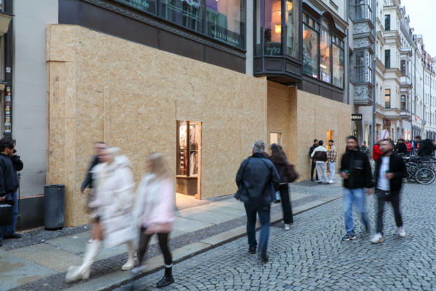 Leipzig - Angst vor Randale und Plünderungen bei Gen Z regel -Demo: Innenstadt-Geschäfte verbarrikadieren Schaufenster 30.10.2026 gegen 16.30 Uhr Leipzig, Innenstadt Einen Tag vor der angekündigten Gen Z regelt-Demonstration in Leipzig bereiten sich am Freitag mehrere Geschäfte in der Innenstadt auf mögliche Zwischenfälle vor. An verschiedenen Läden wurden Schaufenster und Eingangsbereiche großflächig mit Holz- beziehungsweise Pressspanplatten geschützt und teilweise vollständig verkleidet. Hintergrund war die für Samstag angekündigte Demonstration, die um 14 Uhr am Augustusplatz beginnen und nach einer Route um den Innenstadtring gegen 17 Uhr wieder dort enden soll. Die Organisatoren rechnen mit mehr als 2500 Menschen. Copyright: xEHLxMedia BjörnxStachx 20261030_demo-schutz-genz-leipzig_10