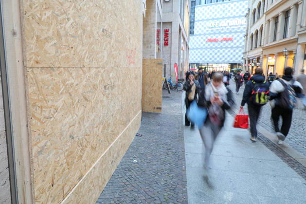 Leipzig - Angst vor Randale und Plünderungen bei Gen Z regel -Demo: Innenstadt-Geschäfte verbarrikadieren Schaufenster 30.10.2026 gegen 16.30 Uhr Leipzig, Innenstadt Einen Tag vor der angekündigten Gen Z regelt-Demonstration in Leipzig bereiten sich am Freitag mehrere Geschäfte in der Innenstadt auf mögliche Zwischenfälle vor. An verschiedenen Läden wurden Schaufenster und Eingangsbereiche großflächig mit Holz- beziehungsweise Pressspanplatten geschützt und teilweise vollständig verkleidet. Hintergrund war die für Samstag angekündigte Demonstration, die um 14 Uhr am Augustusplatz beginnen und nach einer Route um den Innenstadtring gegen 17 Uhr wieder dort enden soll. Die Organisatoren rechnen mit mehr als 2500 Menschen. Copyright: xEHLxMedia BjörnxStachx 20261030_demo-schutz-genz-leipzig_12