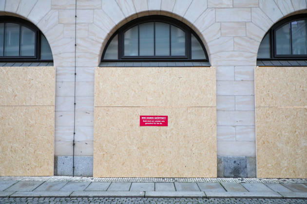 Leipzig - Angst vor Randale und Plünderungen bei Gen Z regel -Demo: Innenstadt-Geschäfte verbarrikadieren Schaufenster 30.10.2026 gegen 16.30 Uhr Leipzig, Innenstadt Einen Tag vor der angekündigten Gen Z regelt-Demonstration in Leipzig bereiten sich am Freitag mehrere Geschäfte in der Innenstadt auf mögliche Zwischenfälle vor. An verschiedenen Läden wurden Schaufenster und Eingangsbereiche großflächig mit Holz- beziehungsweise Pressspanplatten geschützt und teilweise vollständig verkleidet. Hintergrund war die für Samstag angekündigte Demonstration, die um 14 Uhr am Augustusplatz beginnen und nach einer Route um den Innenstadtring gegen 17 Uhr wieder dort enden soll. Die Organisatoren rechnen mit mehr als 2500 Menschen. Copyright: xEHLxMedia BjörnxStachx 20261030_demo-schutz-genz-leipzig_3