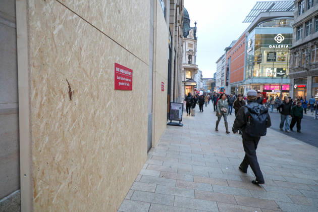 Leipzig - Angst vor Randale und Plünderungen bei Gen Z regel -Demo: Innenstadt-Geschäfte verbarrikadieren Schaufenster 30.10.2026 gegen 16.30 Uhr Leipzig, Innenstadt Einen Tag vor der angekündigten Gen Z regelt-Demonstration in Leipzig bereiten sich am Freitag mehrere Geschäfte in der Innenstadt auf mögliche Zwischenfälle vor. An verschiedenen Läden wurden Schaufenster und Eingangsbereiche großflächig mit Holz- beziehungsweise Pressspanplatten geschützt und teilweise vollständig verkleidet. Hintergrund war die für Samstag angekündigte Demonstration, die um 14 Uhr am Augustusplatz beginnen und nach einer Route um den Innenstadtring gegen 17 Uhr wieder dort enden soll. Die Organisatoren rechnen mit mehr als 2500 Menschen. Copyright: xEHLxMedia BjörnxStachx 20261030_demo-schutz-genz-leipzig_4