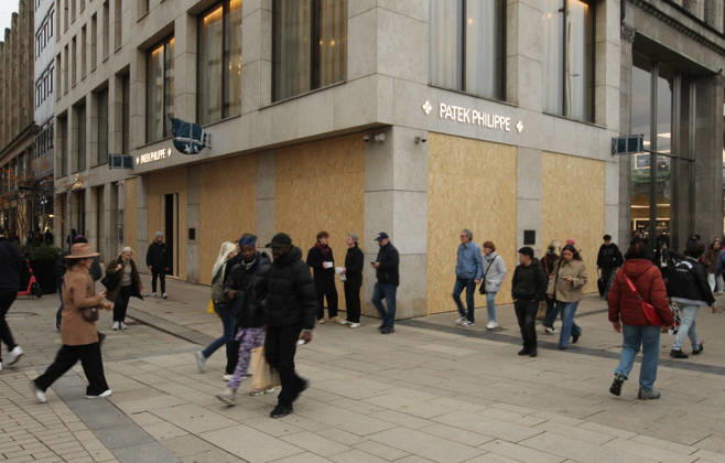 Patek Philippe store on Neuer Wall The store s windows were barricaded with wooden panels out of fear of vandalism during Saturday s Gen Z demonstration in downtown Hamburg. Hamburg s Old Town