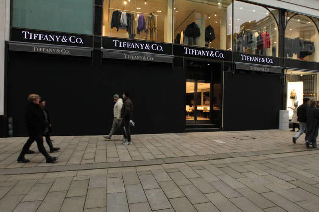 Tiffany & Co. store on Neuer Wall. The store s windows were barricaded with wooden panels out of fear of vandalism during Saturday s Gen Z demonstration in downtown Hamburg. Hamburg s Old Town