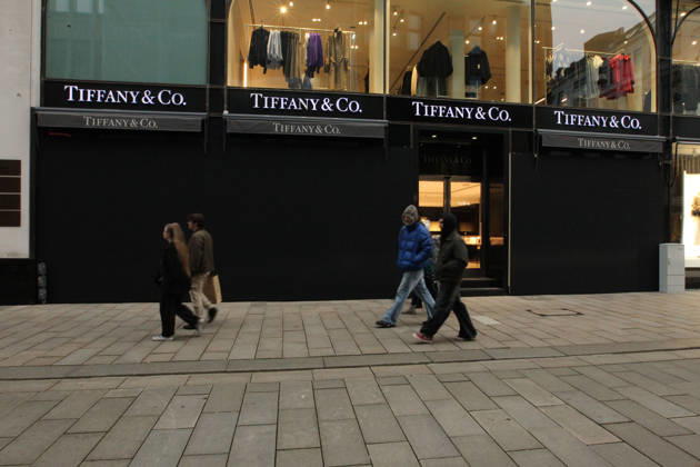 Tiffany & Co. store on Neuer Wall. The store s windows were barricaded with wooden panels out of fear of vandalism during Saturday s Gen Z demonstration in downtown Hamburg. Hamburg s Old Town