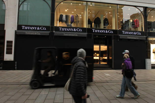 Tiffany & Co. store on Neuer Wall. The store s windows were barricaded with wooden panels out of fear of vandalism during Saturday s Gen Z demonstration in downtown Hamburg. Hamburg s Old Town