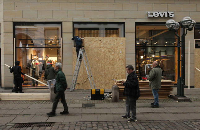 Levis store on Neuen Wall. The store s windows were barricaded with wooden panels out of fear of vandalism during the Gen Z demonstration on Saturday in downtown Hamburg. Hamburg s Old Town