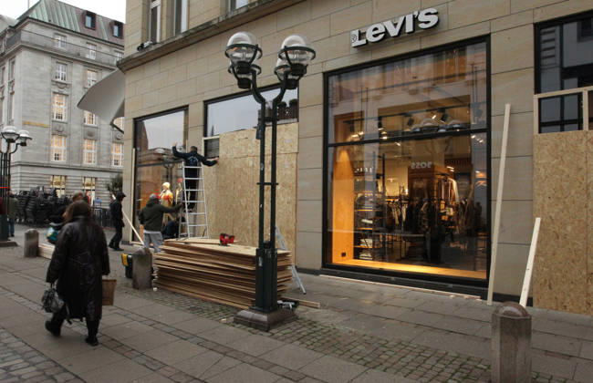 Levis store on Neuen Wall. The store s windows were barricaded with wooden panels out of fear of vandalism during the Gen Z demonstration on Saturday in downtown Hamburg. Hamburg s Old Town