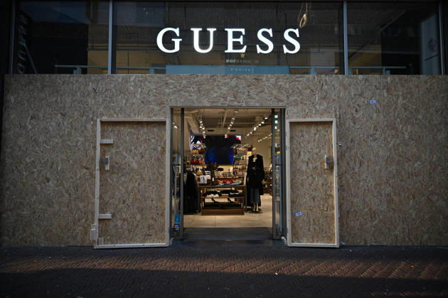 Shops take precautions ahead of possible protests in the Hague THE HAGUE, NETHERLANDS - OCTOBER 30: Shops in the city center board up their storefronts with wooden panels as a precaution over possible demonstrations and disturbances in several Dutch cities in the Hague, Netherlands on October 30, 2026. Mouneb Taim Anadolu The Hague Netherlands. Editorial use only. Please get in touch for any other usage.  Copyright: x2026xAnadoluxMounebxTaimx