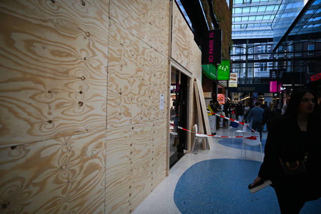 Shops take precautions ahead of possible protests in the Hague THE HAGUE, NETHERLANDS - OCTOBER 30: Shops in the city center board up their storefronts with wooden panels as a precaution over possible demonstrations and disturbances in several Dutch cities in the Hague, Netherlands on October 30, 2026. Mouneb Taim Anadolu The Hague Netherlands. Editorial use only. Please get in touch for any other usage.  Copyright: x2026xAnadoluxMounebxTaimx