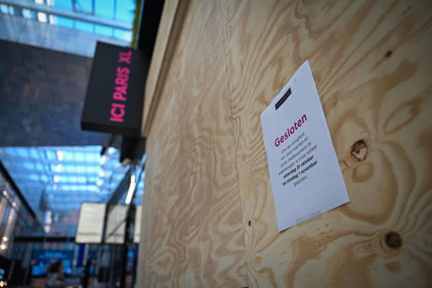 Shops take precautions ahead of possible protests in the Hague THE HAGUE, NETHERLANDS - OCTOBER 30: Shops in the city center board up their storefronts with wooden panels as a precaution over possible demonstrations and disturbances in several Dutch cities in the Hague, Netherlands on October 30, 2026. Mouneb Taim Anadolu The Hague Netherlands. Editorial use only. Please get in touch for any other usage.  Copyright: x2026xAnadoluxMounebxTaimx