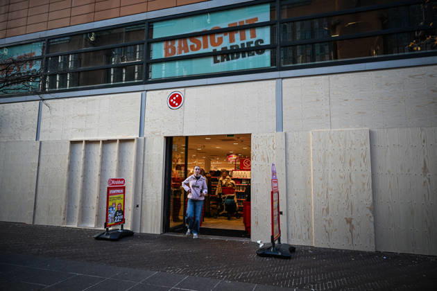 Shops take precautions ahead of possible protests in the Hague THE HAGUE, NETHERLANDS - OCTOBER 30: Shops in the city center board up their storefronts with wooden panels as a precaution over possible demonstrations and disturbances in several Dutch cities in the Hague, Netherlands on October 30, 2026. Mouneb Taim Anadolu The Hague Netherlands. Editorial use only. Please get in touch for any other usage.  Copyright: x2026xAnadoluxMounebxTaimx