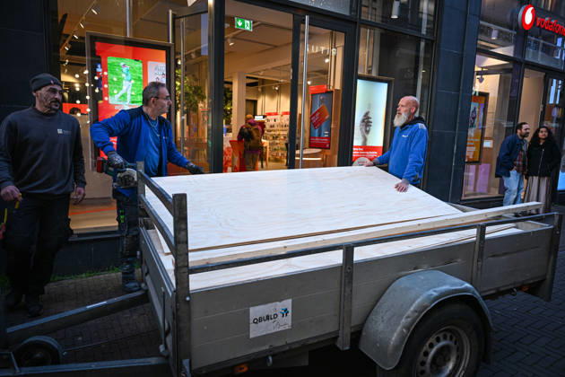 Shops take precautions ahead of possible protests in the Hague THE HAGUE, NETHERLANDS - OCTOBER 30: Shops in the city center board up their storefronts with wooden panels as a precaution over possible demonstrations and disturbances in several Dutch cities in the Hague, Netherlands on October 30, 2026. Mouneb Taim Anadolu The Hague Netherlands. Editorial use only. Please get in touch for any other usage.  Copyright: x2026xAnadoluxMounebxTaimx