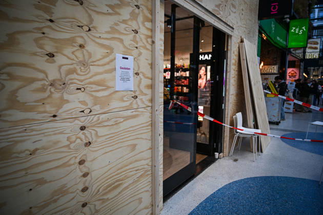Shops take precautions ahead of possible protests in the Hague THE HAGUE, NETHERLANDS - OCTOBER 30: Shops in the city center board up their storefronts with wooden panels as a precaution over possible demonstrations and disturbances in several Dutch cities in the Hague, Netherlands on October 30, 2026. Mouneb Taim Anadolu The Hague Netherlands. Editorial use only. Please get in touch for any other usage.  Copyright: x2026xAnadoluxMounebxTaimx
