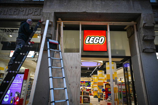 Shops take precautions ahead of possible protests in the Hague THE HAGUE, NETHERLANDS - OCTOBER 30: Shops in the city center board up their storefronts with wooden panels as a precaution over possible demonstrations and disturbances in several Dutch cities in the Hague, Netherlands on October 30, 2026. Mouneb Taim Anadolu The Hague Netherlands. Editorial use only. Please get in touch for any other usage.  Copyright: x2026xAnadoluxMounebxTaimx