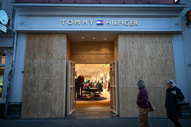 Shops take precautions ahead of possible protests in the Hague THE HAGUE, NETHERLANDS - OCTOBER 30: Shops in the city center board up their storefronts with wooden panels as a precaution over possible demonstrations and disturbances in several Dutch cities in the Hague, Netherlands on October 30, 2026. Mouneb Taim Anadolu The Hague Netherlands. Editorial use only. Please get in touch for any other usage.  Copyright: x2026xAnadoluxMounebxTaimx