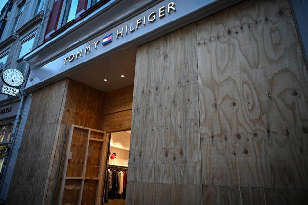 Shops take precautions ahead of possible protests in the Hague THE HAGUE, NETHERLANDS - OCTOBER 30: Shops in the city center board up their storefronts with wooden panels as a precaution over possible demonstrations and disturbances in several Dutch cities in the Hague, Netherlands on October 30, 2026. Mouneb Taim Anadolu The Hague Netherlands. Editorial use only. Please get in touch for any other usage.  Copyright: x2026xAnadoluxMounebxTaimx