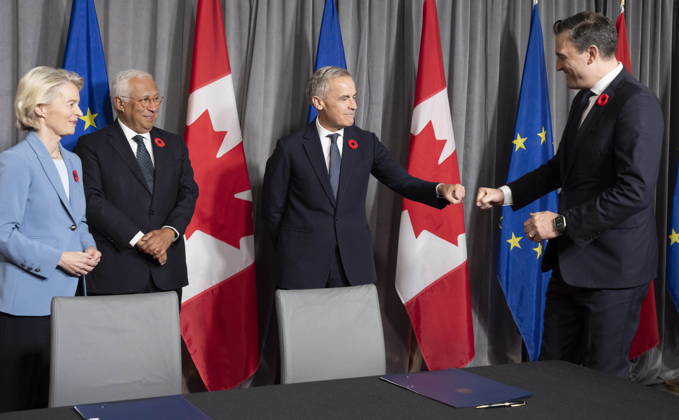 October 30, 2026, Montreal, Pq, CANADA: Prime Minister Mark Carney fist bumps Minister of Artificial Intelligence and Digital Innovation Evan Solomon as European Commission President Ursula von der Leyen, left, and European Council President Antonio Costa look on prior to a signing ceremony during the EU-Canada summit in Montreal on Friday, Oct. 30, 2026. Montreal CANADA  - ZUMAc35_ 20261030_zaf_c35_058 Copyright: xChristinnexMuschix