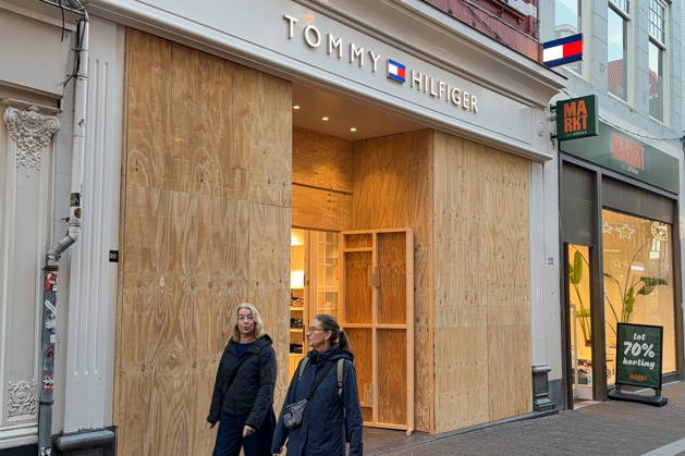 NETHERLANDS, THE HAGUE - OCTOBER 30, 2026: A view of a boarded up Tommy Hilfiger shop amid fears of looting over calls for a youth protest. On 29 October 2026, the media outlet GeenStijl reported about calls to stage riots on 31 October, in the wake of recent unrest in France, and threats against the Dutch royal family circulating across Dutch social media platforms. Natalya Blinova TASS  100232684