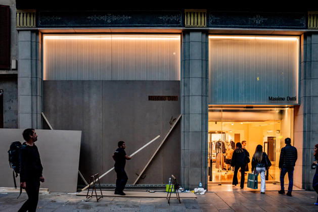 October 30, 2026, Barcelona, Spain: Worker installs protective panels on the storefront of a Massimo Dutti store on Friday, ahead of possible demonstrations called by the group Blocus over the Halloween and traditional Catalan Castanyada weekend celebrations. Businesses are taking precautions following riots and looting in Barcelona city centre last week after an online call for a gathering. Barcelona Spain  - ZUMAb137 20261030_fap_b137_008 Copyright: xJordixBoixareux