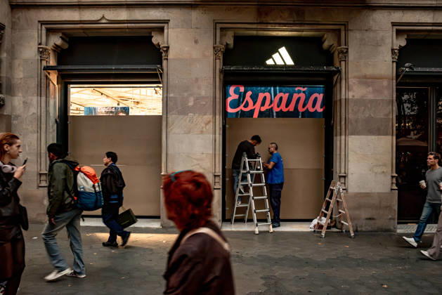 October 30, 2026, Barcelona, Spain: Workers install protective panels on the storefront of an Adidas store on Barcelona s Passeig de Gracia on Friday, ahead of possible demonstrations called by the group Blocus over the Halloween and traditional Catalan Castanyada weekend celebrations. Businesses are taking precautions following riots and looting in Barcelona city centre last week after an online call for a gathering. Barcelona Spain  - ZUMAb137 20261030_fap_b137_009 Copyright: xJordixBoixareux