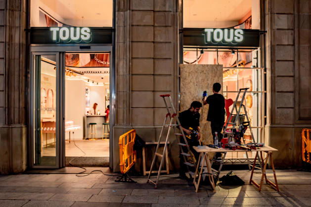 October 30, 2026, Barcelona, Spain: Workers install protective panels on the storefront of a Tous jewelry store on Barcelona s Passeig de Gracia on Friday, ahead of possible demonstrations called by the group Blocus over the Halloween and traditional Catalan Castanyada weekend celebrations. Businesses are taking precautions following riots and looting in Barcelona city centre last week after an online call for a gathering. Barcelona Spain  - ZUMAb137 20261030_fap_b137_011 Copyright: xJordixBoixareux