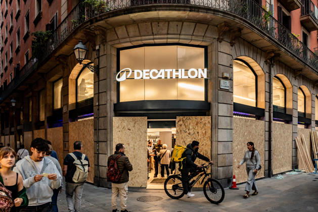 October 30, 2026, Barcelona, Spain: People passes by Decathlon store with its windows boarded up in Barcelona on Friday, amid concerns over possible demonstrations called by the group Blocus during the Halloween and traditional Catalan Castanyada weekend celebrations. Businesses across the city centre are taking precautionary measures following riots and looting last week after an online call for a gathering. Barcelona Spain  - ZUMAb137 20261030_fap_b137_012 Copyright: xJordixBoixareux