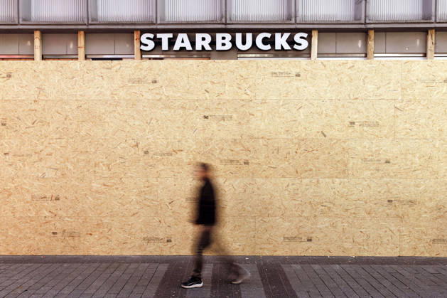 In preparation for the announced Halloween protests across Germany, shop owners in downtown Cologne are barricading their storefronts. Demonstrations are planned nationwide for Saturday, organized by the Gen Z Initiative. In France, similar protests led to riots, riots, and looting. Featured image, stock photo: Cologne, October 30, 2026, North Rhin Copyright: xChristophxHardtx