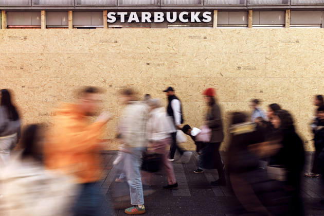 In preparation for the announced Halloween protests across Germany, shop owners in downtown Cologne are barricading their storefronts. Demonstrations are planned nationwide for Saturday, organized by the Gen Z Initiative. In France, similar protests led to riots, riots, and looting. Featured image, stock photo: Cologne, October 30, 2026, North Rhin Copyright: xChristophxHardtx