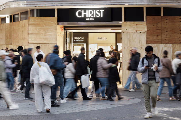 In preparation for the announced Halloween protests across Germany, shop owners in downtown Cologne are barricading their storefronts. Demonstrations are planned nationwide for Saturday, organized by the Gen Z Initiative. In France, similar protests led to riots, riots, and looting. Featured image, stock photo: Cologne, October 30, 2026, North Rhin Copyright: xChristophxHardtx