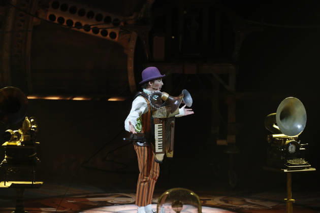October 30, 2026, Madrid, Community Of Madrid, Spain: Artists and acrobats of Cirque du Soleil perform live on stage during the opening premiere of KURIOS - Cabinet of Curiosities (Gabinete de Curiosidades) under the iconic Big Top (Gran Carpa) at Escenario Puerta del Angel in Madrid, Spain, on Friday, October 30, 2026. Directed by Michel Laprise and celebrated as one of Cirque du Soleil s most acclaimed productions, the steampunk-inspired spectacle arrives in the Spanish capital following its successful engagement in Barcelona to conclude its Spanish tour. Set in a late 19th-century mechanical universe, the show follows an ambitious inventor known as The Seeker who unlocks a cabinet of curiosities, unleashing world-class contortionists  - ZUMAo127 20261030_zep_o127_069 Copyright: xHugoxOrtunox