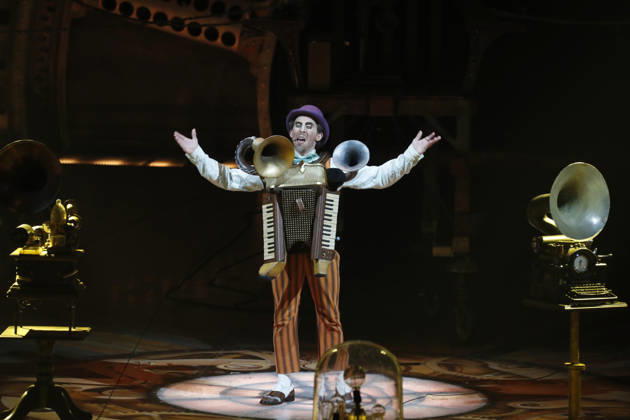 October 30, 2026, Madrid, Community Of Madrid, Spain: Artists and acrobats of Cirque du Soleil perform live on stage during the opening premiere of KURIOS - Cabinet of Curiosities (Gabinete de Curiosidades) under the iconic Big Top (Gran Carpa) at Escenario Puerta del Angel in Madrid, Spain, on Friday, October 30, 2026. Directed by Michel Laprise and celebrated as one of Cirque du Soleil s most acclaimed productions, the steampunk-inspired spectacle arrives in the Spanish capital following its successful engagement in Barcelona to conclude its Spanish tour. Set in a late 19th-century mechanical universe, the show follows an ambitious inventor known as The Seeker who unlocks a cabinet of curiosities, unleashing world-class contortionists - ZUMAo127 20261030_zep_o127_070 Copyright: xHugoxOrtunox