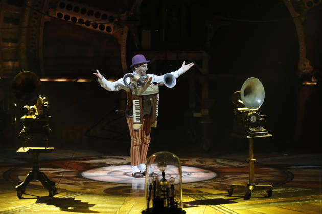 October 30, 2026, Madrid, Community Of Madrid, Spain: Artists and acrobats of Cirque du Soleil perform live on stage during the opening premiere of KURIOS - Cabinet of Curiosities (Gabinete de Curiosidades) under the iconic Big Top (Gran Carpa) at Escenario Puerta del Angel in Madrid, Spain, on Friday, October 30, 2026. Directed by Michel Laprise and celebrated as one of Cirque du Soleil s most acclaimed productions, the steampunk-inspired spectacle arrives in the Spanish capital following its successful engagement in Barcelona to conclude its Spanish tour. Set in a late 19th-century mechanical universe, the show follows an ambitious inventor known as The Seeker who unlocks a cabinet of curiosities, unleashing world-class contortionists - ZUMAo127 20261030_zep_o127_078 Copyright: xHugoxOrtunox