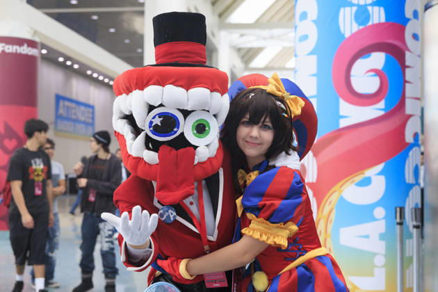 October 30, 2026, Los Angeles, California, USA: Cosplayers dressed as Caine and Pomni from The Amazing Digital Circus at the LA Comic Con on October 29, 2026 at the Los Angeles Convention Center in Los Angeles, California. ARIANA RUIZ PI Los Angeles USA - ZUMAp124 20261030_zaa_p124_007 Copyright: xArianaxRuizx