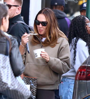 Exclusive - Tamara Ecclestone out in New York Exclusive. English socialist Tamara Ecclestone with her daughter and husband Jay Rutland are strolling and shopping in Soho, they are having lunch at Jack s Wife Freda in New York, NY on October 30, 2026. Photo by Dylan Travis ABACAPRESS.COM New York NY  Copyright: xDylanxTravis ABACAx
