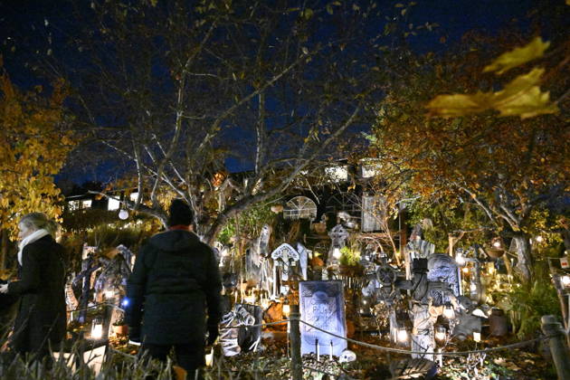 STOCKHOLM, SWEDEN 20261030 A family in Huddinge, south of Stockholm, has decorated their garden with tombstones, handmade zombies, and spooky decorations for Halloween STOCKHOLM SWEDEN x10040x  Copyright: xAndersxWiklund TTx HALLOWEEN SWEDEN XnGKWuSkigs