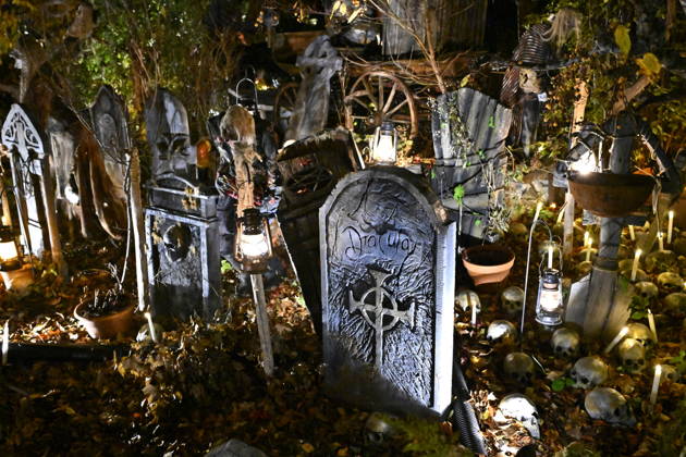 STOCKHOLM, SWEDEN 20261030 A family in Huddinge, south of Stockholm, has decorated their garden with tombstones, handmade zombies, and spooky decorations for Halloween STOCKHOLM SWEDEN x10040x  Copyright: xAndersxWiklund TTx HALLOWEEN SWEDEN 4hbT2MnQ5h0