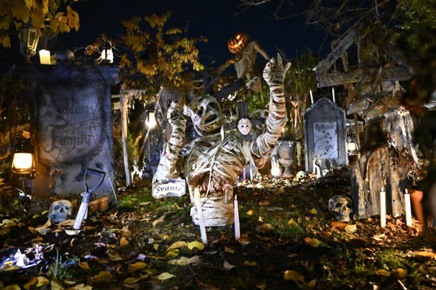 STOCKHOLM, SWEDEN 20261030 A family in Huddinge, south of Stockholm, has decorated their garden with tombstones, handmade zombies, and spooky decorations for Halloween STOCKHOLM SWEDEN x10040x  Copyright: xAndersxWiklund TTx HALLOWEEN SWEDEN I6R5Ws6xXz0