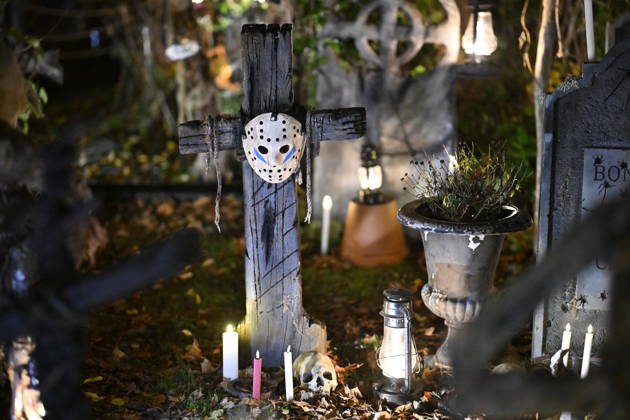 STOCKHOLM, SWEDEN 20261030 A family in Huddinge, south of Stockholm, has decorated their garden with tombstones, handmade zombies, and spooky decorations for Halloween STOCKHOLM SWEDEN x10040x  Copyright: xAndersxWiklund TTx HALLOWEEN SWEDEN c1FT0dv8K-k