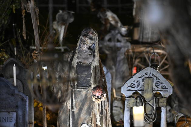 STOCKHOLM, SWEDEN 20261030 A family in Huddinge, south of Stockholm, has decorated their garden with tombstones, handmade zombies, and spooky decorations for Halloween STOCKHOLM SWEDEN x10040x  Copyright: xAndersxWiklund TTx HALLOWEEN SWEDEN e65wcq33pJQ