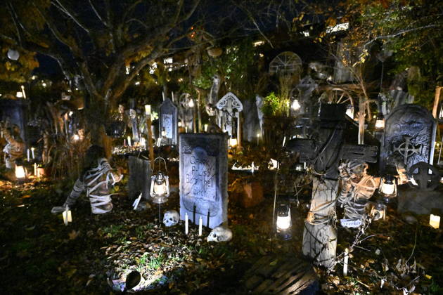 STOCKHOLM, SWEDEN 20261030 A family in Huddinge, south of Stockholm, has decorated their garden with tombstones, handmade zombies, and spooky decorations for Halloween STOCKHOLM SWEDEN x10040x  Copyright: xAndersxWiklund TTx HALLOWEEN SWEDEN WFZp4_XikV0