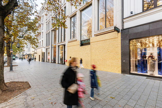 October 31, 2026 Düsseldorf Gen Z Protest: Stores on the Kö are barricaded Düsseldorf Königsallee (Kö) North Rhine-Westphalia Germany