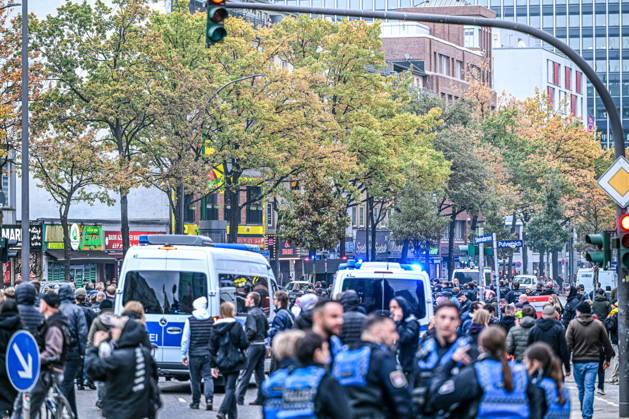 Gen Z protest kicks off at Jungfernstieg, Under the slogan Against Conscription—Gen Z Takes Charge, the protest in Hamburg opposes mandatory military service and advocates for education and social justice. The demonstration on October 31, 2026, is part of a nationwide call to protest by the Gen Z Takes Charge initiative, Copyright: x xonw-imagesx xPhilippxAndrÃ x