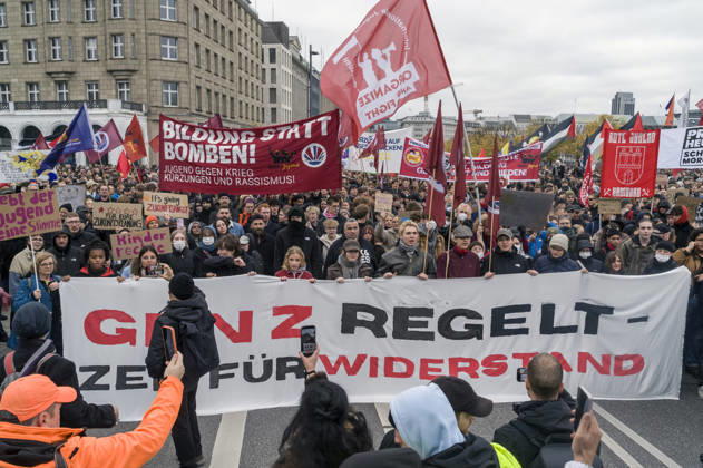 Teenagers demonstrate in Hamburg under the banner Copyright: xAchimxDuwentästerx