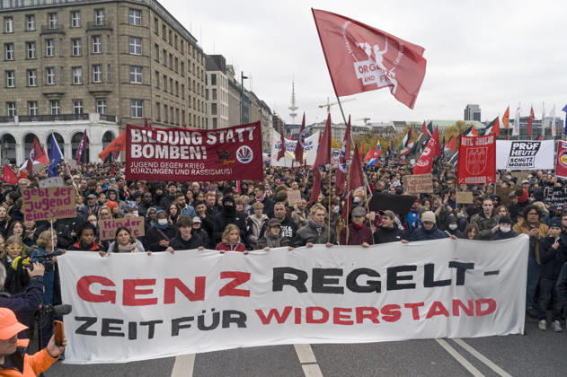 Teenagers demonstrate in Hamburg under the banner Copyright: xAchimxDuwentästerx