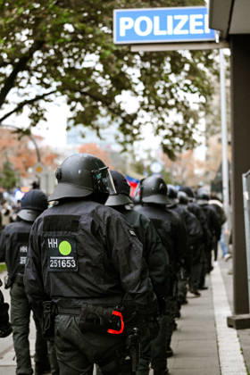 Gen Z protest kicks off at Jungfernstieg, Under the slogan Against Conscription—Gen Z Takes Charge, the protest in Hamburg opposes mandatory military service and advocates for education and social justice. The demonstration on October 31, 2026, is part of a nationwide call to protest by the Gen Z Takes Charge initiative, Copyright: x xonw-imagesx xPhilippxAndrÃ x