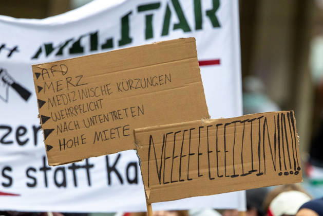 Gen Z Takes Charge: Hundreds March Through the Old Town and Südstadt, Nuremberg, October 31, 2026. At the rally organized by the Gen Z Takes Charge initiative, demonstrators hold up handwritten cardboard 20261031-1V9A3901-M4000