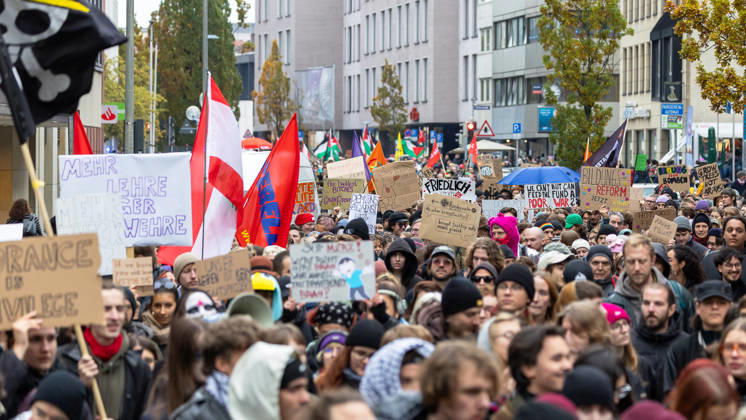 Gen Z Regelt: Hundreds March Through the Old Town and Südstadt, Nuremberg, October 31, 2026 Thousands of participants march through the city center carrying banners and flags, in response to a nationwide call to action by the Gen Z Regelt initiative. The initiative is calling for more funding for education and healthcare, mo 20261031-1V9A3939-M4000