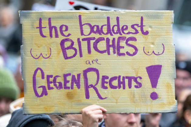 Gen Z Takes Charge: Hundreds March Through the Old Town and Südstadt, Nuremberg, October 31, 2026 A participant in the Gen Z Takes Charge initiative holds up a cardboard sign at the demonstration reading The Baddest Bitches Are Against the Right. The nationwide initiative calls for mo 20261031-1V9A3950-M4000